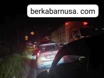 Kabarnya Lakalantas, Lintas Sumbar Riau di DesaTanjung Alai Macet Total Berjam-jam