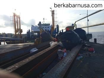 Pengelola Pelabuhan RoRo Bengkalis Pakning Dinilai Tidak Becus, Onggokan Sampah 'Setinggi Kapal'