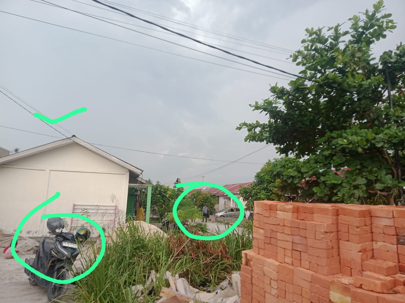 Diduga Tiang dan Kabel Milik Indihome Terpasang Tanpa Izin, Warga Perumahan Uffaira Resident  Desa Kualu Merasa Terganggu