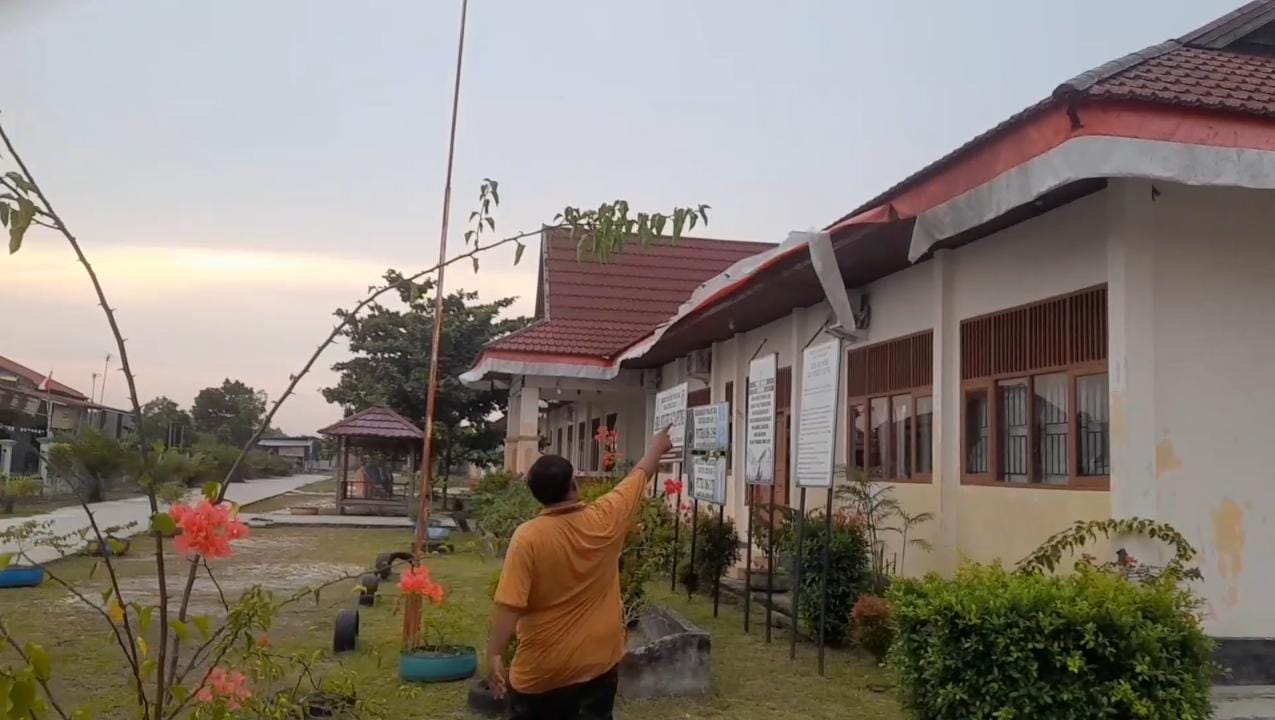 Diduga Faktor Kesengajaan, Bendera SMAN 5 Tapung Compang-camping Jelang HUT RI ke 80 -- Dimana Jiwa Nasionalisme Pak?