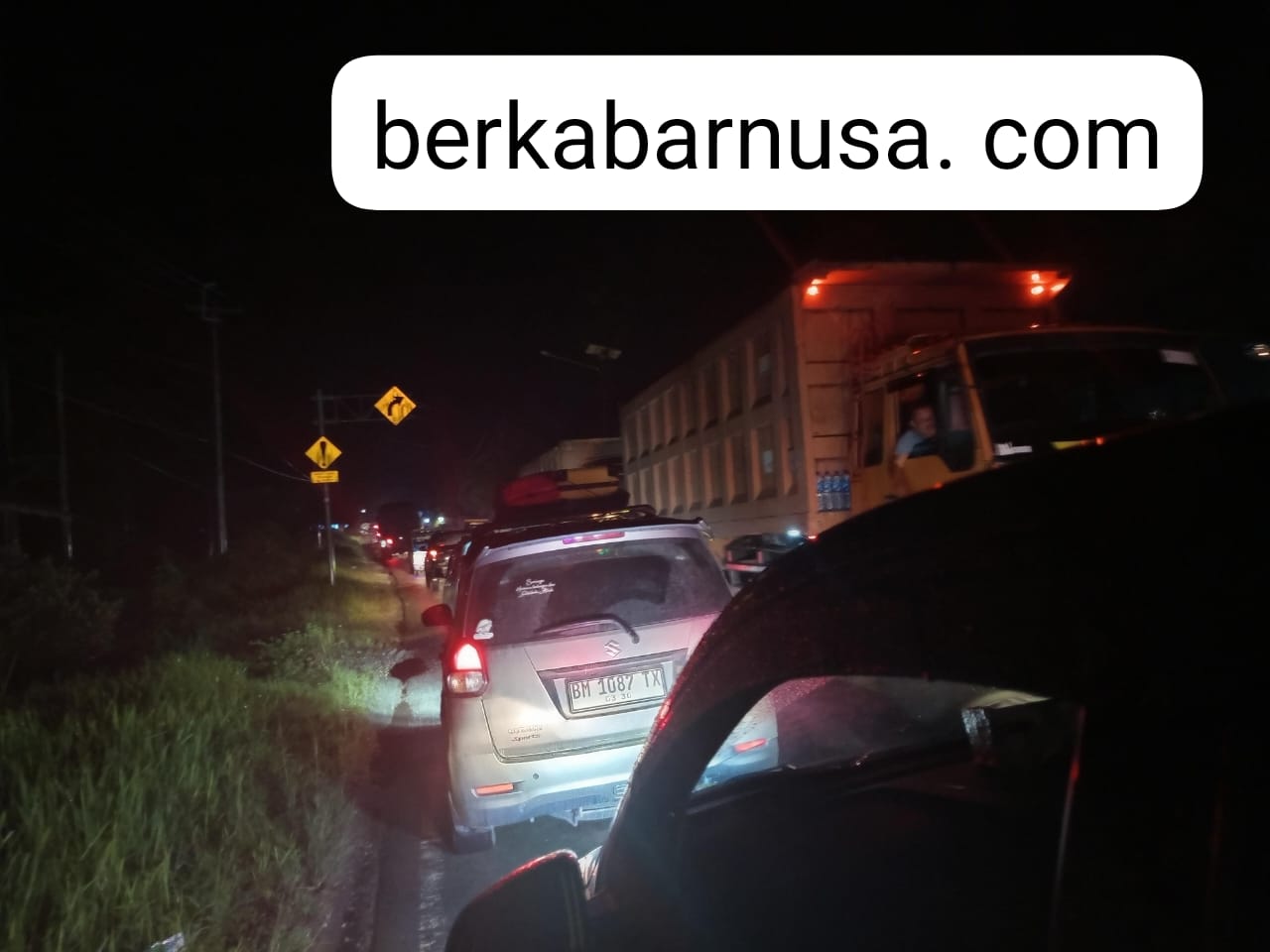 Kabarnya Lakalantas, Lintas Sumbar Riau di DesaTanjung Alai Macet Total Berjam-jam