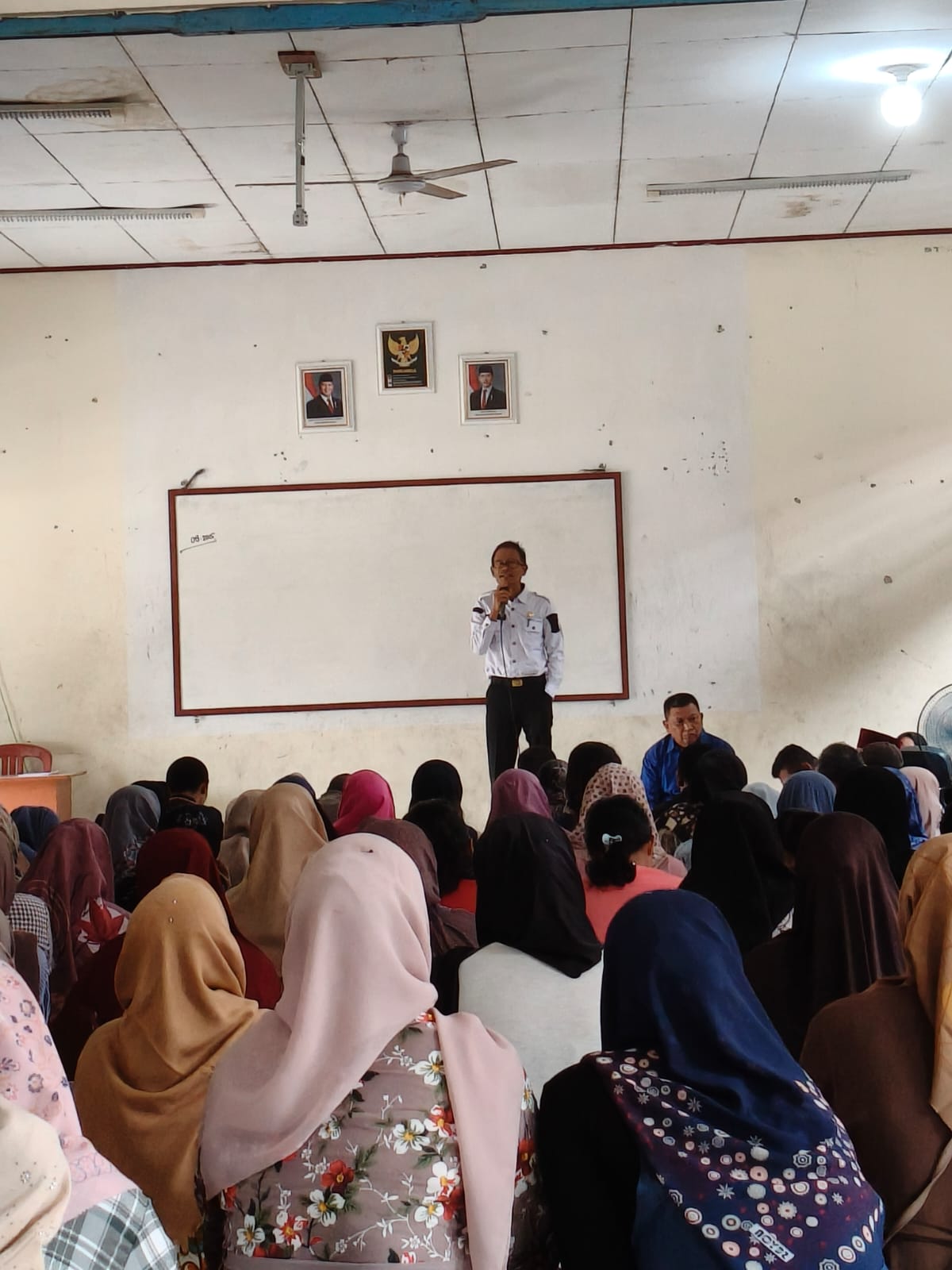 Hebat.!! Abukari Camat Terasa Bupati, : Bisa Tentukan Nasib Jabatan Kepsek SMPN 7 Tambang dari Plt Hingga Defenitif