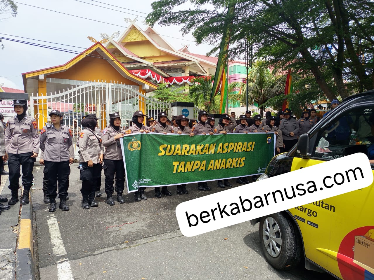 Aksi Damai di DPRD Riau Diwarnai Bagi Bunga dan Spanduk  Damai