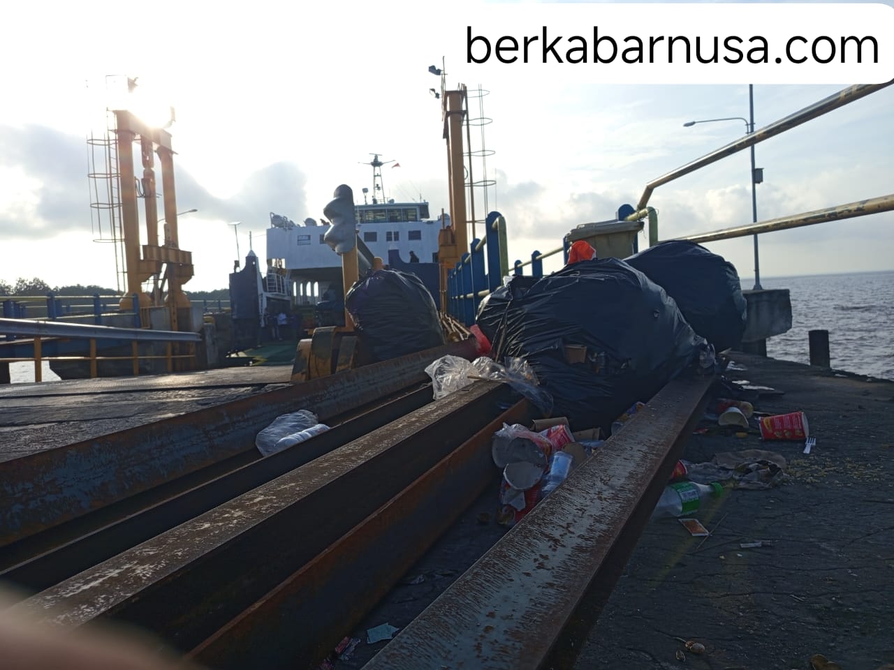 Pengelola Pelabuhan RoRo Bengkalis Pakning Dinilai Tidak Becus, Onggokan Sampah 'Setinggi Kapal'