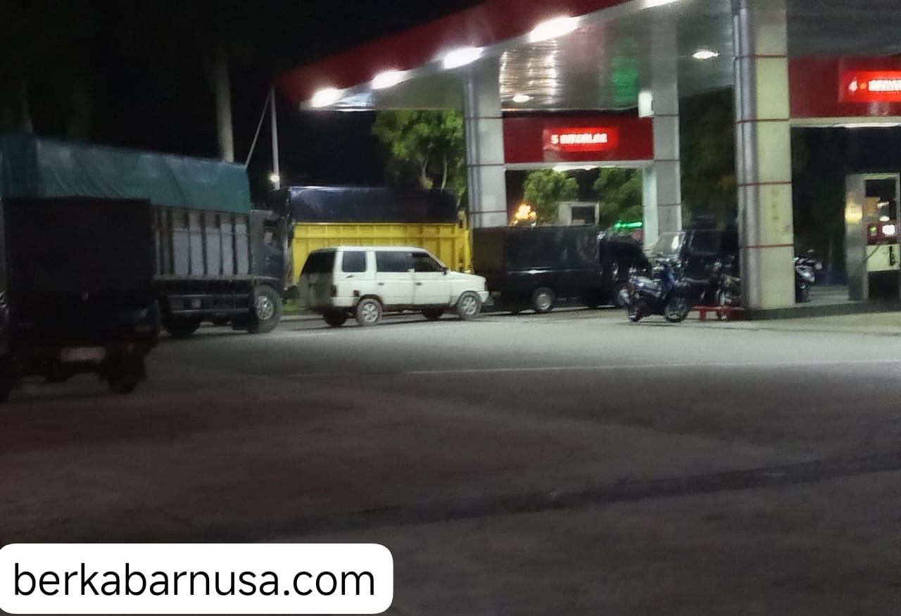 Nekat.!! Antrian Mobil Langsir di SPBU SPBU 14-262-565 Rimba Datar Tidak Tersentuh Hukum, Siapa Dibalik Ini Semua?