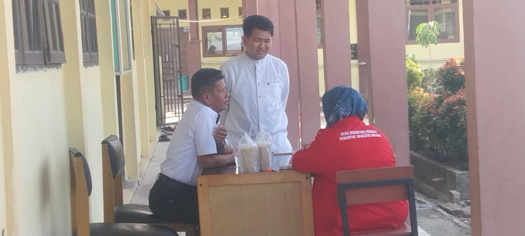 Waduh.!! Warga Tarai Bangun Kaget Oyon Pedagang Cendol Kok Bisa Jadi Guru, Kinerja Kepsek Dipertanyakan?